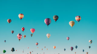空に舞い上がる色とりどりの気球